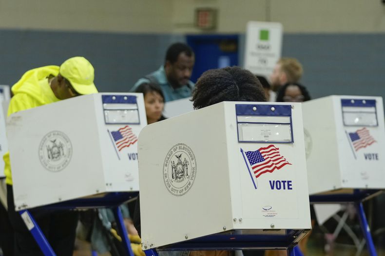 Varias personas emiten su voto en el Centro de Aprendizaje Harriet Tubman C.S. 154 en el día de las elecciones presidenciales de Estados Unidos, el martes 5 de noviembre de 2024, en Nueva York. (AP Foto/Frank Franklin II)