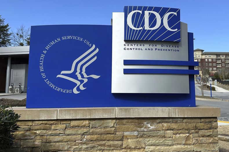 ARCHIVO – Un letrero a la entrada del campus principal de los Centros para el Control y la Prevención de Enfermedades (CDC, por sus siglas en inglés) en Atlanta, Georgia, el viernes 14 de febrero de 2025. (AP Foto/Jeff Amy, Archivo)