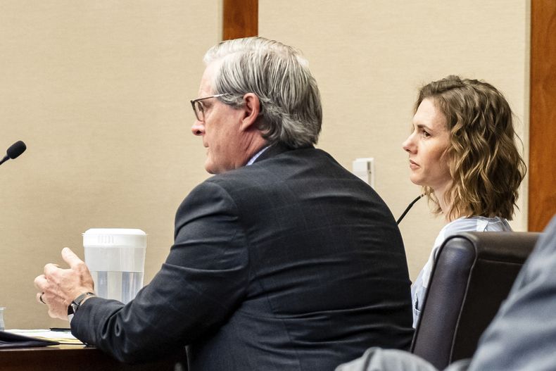 La acusada Ruby Franke en la corte el 20 de febrero de 2024, en St. George, Utah. Franke, madre de seis hijos y antigua estrella de YouTube de videos sobre crianza en el canal 8 Passengers fue sentenciada a prisión al igual que su socia por abuso infantil. (Sheldon Demke/St. George News vía AP, Pool)