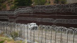 Un vehículo en el lado estadounidense de la frontera con México, en Nogales, Arizona, el 25 de junio del 2024. (Foto AP/Jae C. Hong, Pool)
