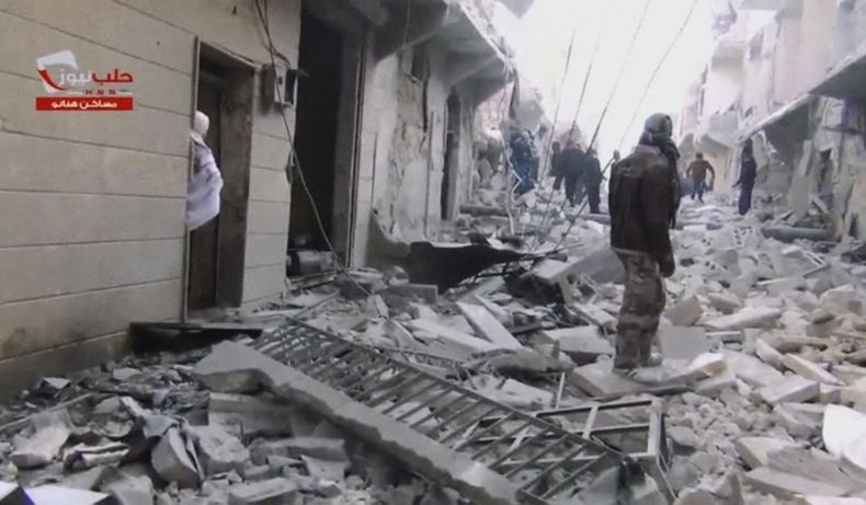 Civiles recorren una calle cubierta de escombros a causa de la devastacion por el estallido de una bomba de barril lanzada en la ciudad de Alepo, Siria, el jueves 6 de febrero de 2014. Siria est&aacute; inmersa en una cruenta guerra civil desde hace tres