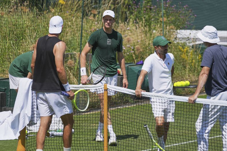 Jannik Sinner de Italia, al centro, asiste a una sesión de práctica antes del Campeonato de Wimbledon en Londres, el viernes 27 de junio de 2025. (AP Photo/Kin Cheung)
