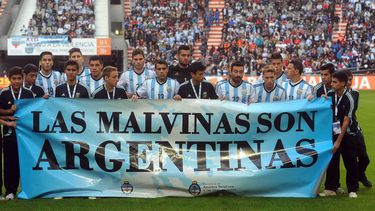 americateve | La selecci&oacute;n de f&uacute;tbol de Argentina posa con una pancarta alusiva a las islas Malvinas antes de un amistoso contra Eslovenia el s&aacute;bado, 7 de junio de 2014, en La Plata, Argentina. (AP Photo/Raul Ferrari- Telam)