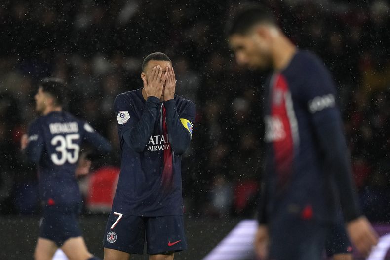 Kylian Mbappe del Paris Saint-Germain reacciona durante el partido contra Le Havre en la liga francesa, el sábado 27 de abril de 2024. (AP Foto/Thibault Camus)