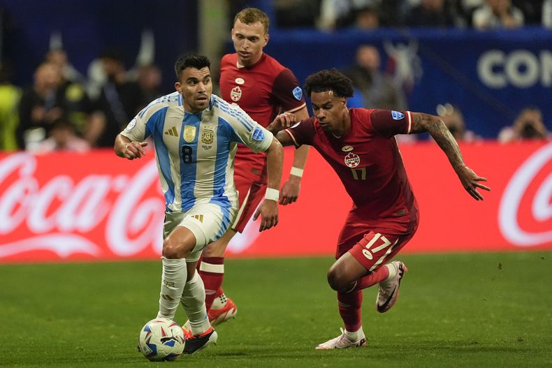 El argentino Marcos Acuña (izquierda) y el canadiense Tajon Buchanan pugnan por el balón en el partido por la Copa América, el jueves 20 de junio de 2024, en Atlanta. (AP Foto/Mike Stewart)