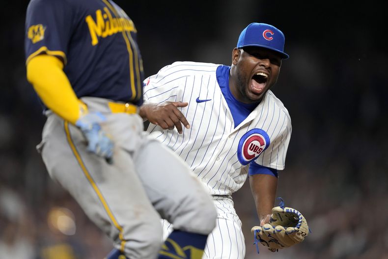 El lanzador de los Cachorros de Chicago, Héctor Neris, celebra la victoria de su equipo 3-1 sobre los Cerveceros de Milwaukee después de que William Contreras falló con rodado al primera base Michael Busch para poner fin al juego el lunes 22 de julio de 2024 en Chicago. (AP Foto/Charles Rex Arbogast)