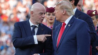 El presidente de la FIFA, Gianni Infantino (izquierda), y el presidente Donald J. Trump conversan mientras esperan para felicitar a los jugadores españoles tras la final de la Copa Mundial de fútbol entre España y Argentina en East Rutherford, Nueva Jersey, cerca de Nueva York, el domingo 19 de julio de 2026. (Foto AP/Jacquelyn Martin)