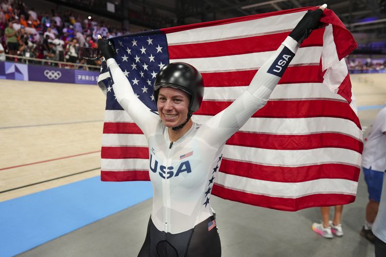 La estadounidense Jennifer Valente celebra tras ganar la medalla de oro en el Ómnium de los Juegos Olímpicos, el domingo 11 de agosto de 2024. (AP Foto/Thibault Camus)