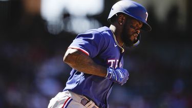 Adolis García recorre las bases tras pegar un jonrón por los Rangers de Texas ante los Angelinos de Los Ángeles, en Anaheim, California, el domingo 7 de mayo de 2023. (AP Foto/Ashley Landis)