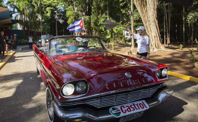 Un vehículo participante parte de la línea de salida durante el Rally de Autos Antiguos anual de La Habana, en La Habana, Cuba, el domingo 3 de diciembre de 2023. El rally celebra el 125to aniversario de la llegada del primer automóvil a la isla. (Foto AP/Ismael Francisco)