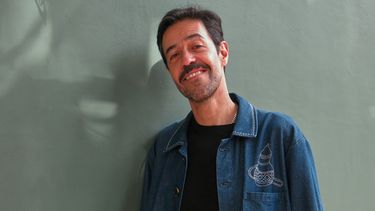 El músico mexicano Meme del Real posa para un retrato durante una entrevista para promocionar su álbum, La montaña encendida, en la Ciudad de México, el lunes 20 de octubre de 2025. (Foto AP/Berenice Bautista)