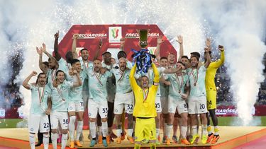 Jugadores del Inter Milán celebran con el trofeo al final de la Copa de Italia, partido en el que superaron a Fiorentina en el estadio Olímpico de Roma, el miércoles 24 de mayo de 2023. Lautaro Martínez anotó un par de goles en la remontada del Inter de Milán para ganar 2-1 en la Copa de Italia. (AP Foto/Andrew Medichini)