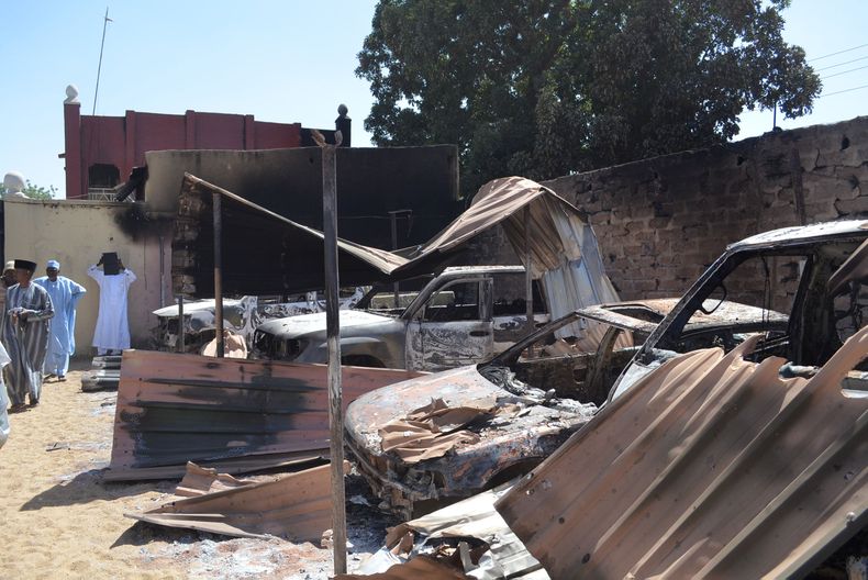 Foto del jueves 20 de febrero del 2014 de coches incendiados tras un ataque de Boko Haram en Bama, Nigeria. (Foto AP/Jossy Ola)