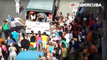 fuerte operativo policial contra cuentapropistas en la calle monte en la habana, cuba