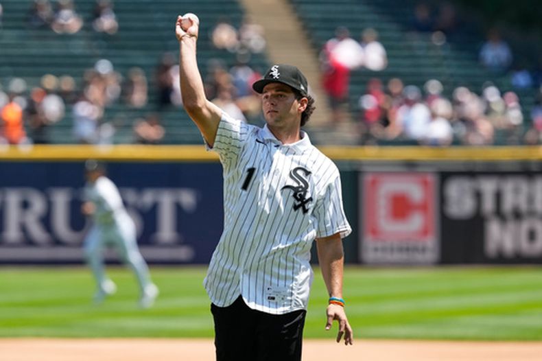 Roch Cholowsky de los Medias Blancas de Chicago, la primera selección del Draft de la MLB, lanza la primera bola ceremonial en el encuentro ante los Athletics el domingo 12 de julio del 2026. (AP Foto/Nam Y. Huh)