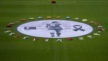 Arreglos florales rodean una fotografía del grande del Bayern Munich y Alemania Franz Beckenbauer en el centro del campo del Allianz Arena durante el memorial del viernes 19 de enero del 2024. (AP Foto/Matthias Schrader)