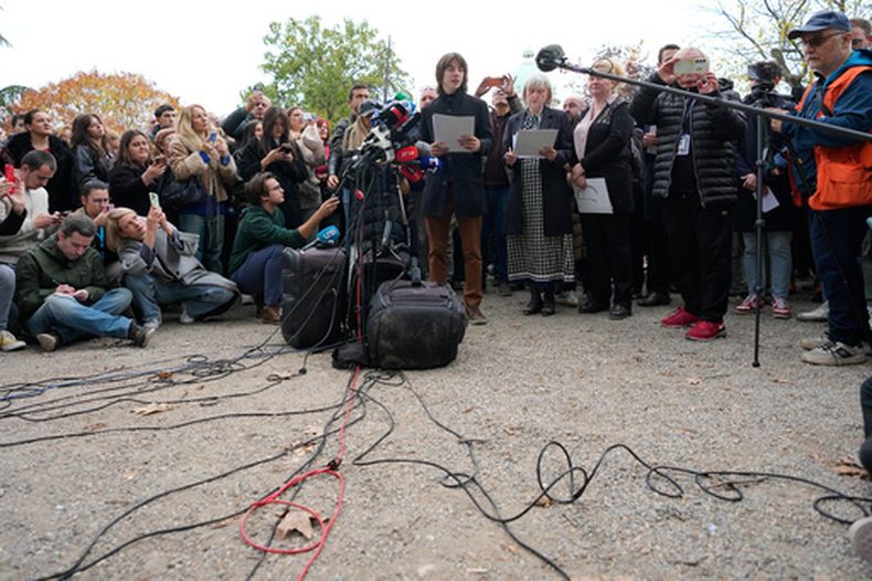 El estudiante Filip Ubovic habla durante una conferencia de prensa del movimiento estudiantil serbio que exige la dimisión de altos cargos policiales y de seguridad, en Belgrado, Serbia, el jueves 29 de octubre de 2026. (Foto AP/Darko Vojinovic)