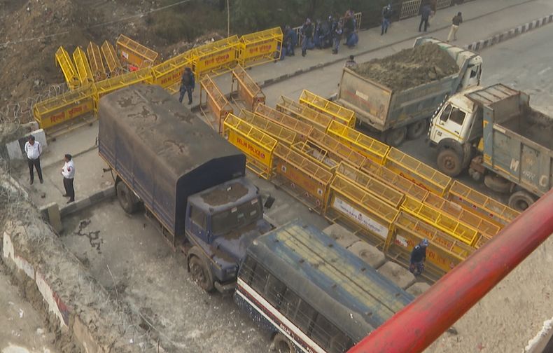 La policía corta una autovía en Ghazipur, cerca de Nueva Delhi, para frenar a miles una marcha de agricultores que pretenden entrar en la capital de India, el 13 de febrero de 2024. (AP Foto/Shonal Ganguly)