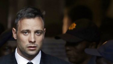 Corredor Pistorius se reúne con padre de su víctima