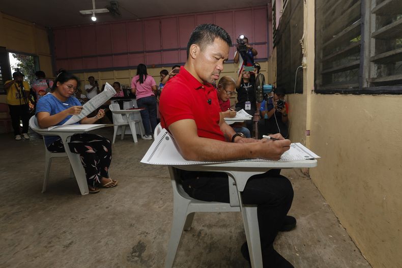 En esta foto distribuida por Team Pacquiao, el boxeador Manny Pacquiao vota en una escuela de Kiamba, Filipinas, el lunes 12 de mayo de 2025. (Wendell Alinea/Team Pacquiao vía AP)