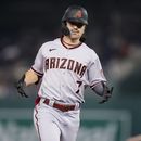 Corbin Carroll, de los Diamondbacks de Arizona, recorre las bases luego de conseguir un jonrón de dos carreras, en el encuentro del miércoles 7 de junio de 2023, ante los Nacionales de Washington (AP Foto/Alex Brandon)