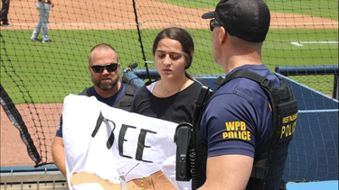 arrestan a la joven que se tiro en el terreno de pelota con un cartel donde pedia libertad en cuba