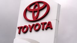 El logo de Toyota en un concesionario en Nashua, Nueva Hampshire, el 30 de abril del 2026. (AP foto/Charles Krupa)