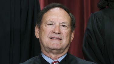 ARCHIVO - El juez de la Corte Suprema estadounidense Samuel Alito posa en la sede de la corte, Washington, 7 de octubre de 2022. (AP Foto/J. Scott Applewhite, File)