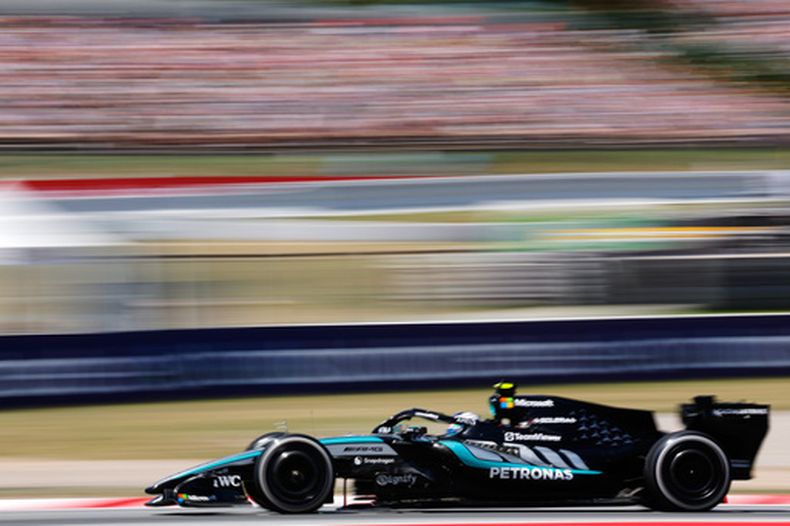 El italiano Andrea Kimi Antonelli, de la escudería Mercedes, conduce su auto en el Gran Premio de Barcelona-Catalunya el domingo 14 de junio del 2026. (AP Foto/Joan Monfort)