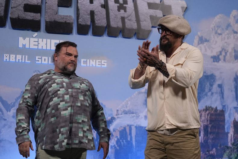 Jack Black, izquierda, y Jason Momoa posan durante una sesión de fotos para la promoción de la película A Minecraft Movie en la Ciudad de México, el viernes 21 de marzo de 2025. (Foto AP/Marco Ugarte)