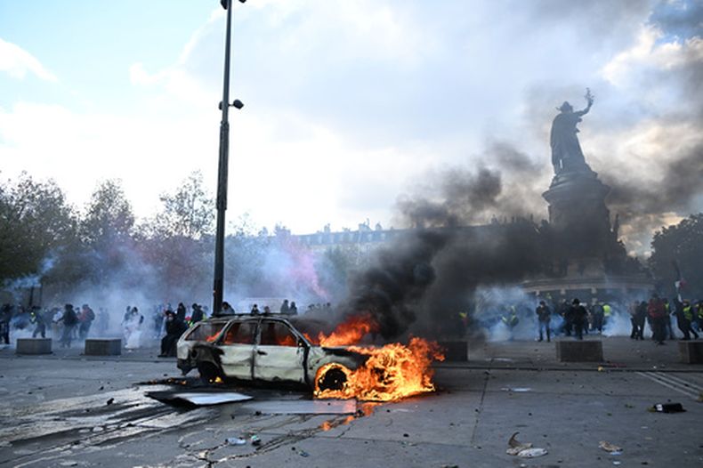 Un auto arde en la Place de La Republique durante una protesta contra el alto costo de vida en París, el sábado 17 de octubre de 2026. (AP Foto/Emma Da Silva)