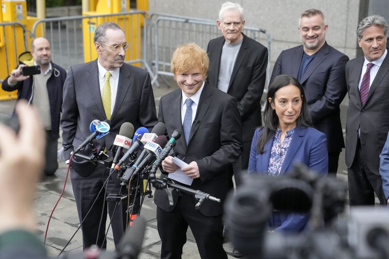 El músico Ed Sheeran hablar con medios de comunicación fuera de una Corte Federal en Nueva York tras ganar su juicio por violaciones a los derechos de autor el jueves 4 de mayo de 2023 en Nueva York. Un jurado federal concluyó que Sheeran no plagió componentes clave del clásico de Marvin Gaye de la década de 1970 Lets Get It On cuando creó su éxito Thinking Out Loud. (Foto AP/John Minchillo)