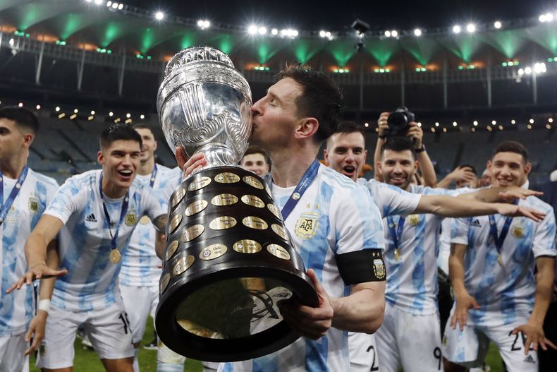 ARCHIVO - El atacante argentino Lionel Messi besa el trofeo de la Copa América tras la victoria 1-0 ante Brasil en la final, el 10 de julio de 2021, en el estadio Maracaná de Río de Janeiro. (AP Foto/Bruna Prado)