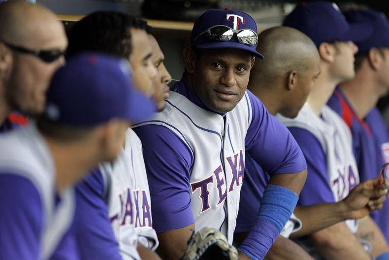 ARCHIVO - En foto del 11 de septiembre del 2007, el pelotero Sammy Sosa de los Rangers de Texas sentado en la banca en la novena entrada del juego ante los Tigrs de Detroit. (AP Foto/Paul Sancya, Archivo)