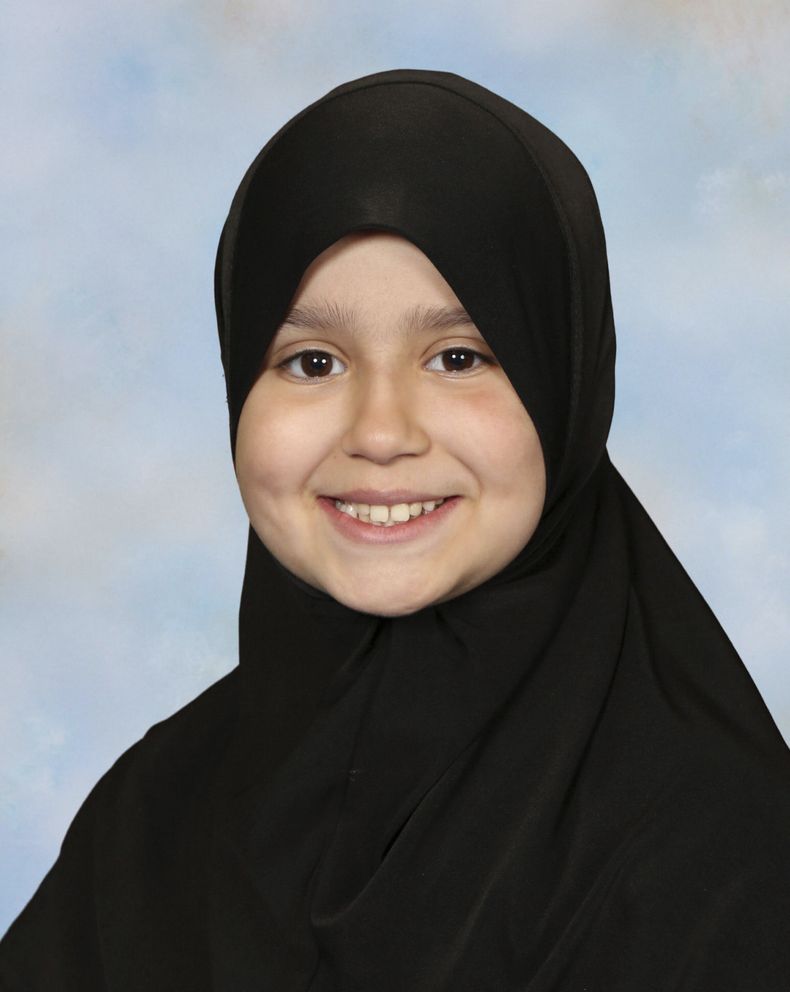 Foto sin fecha suministrada por la policía de Surrey que muestra a Sara Sharif, una niña de 10 años que fue asesinada en Gran Bretaña. Su padre y su madrastra han sido hallados culpables. (Policía de Surrey via AP)