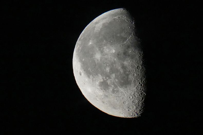 La Luna en cuarto menguante se observa en el cielo nocturno sobre Tallin, la capital de Estonia, el martes 4 de agosto de 2026. (Foto AP/Sergei Grits)