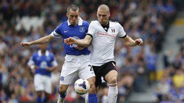 americateve | Pajtim Kasami, del Fulham, a la derecha, disputa el bal&oacute;n con Leon Osman, del Everton, durante un partido de la Liga Premier en Craven Cottage, en Londres, el domingo 30 de marzo de 2014. Everton gan&oacute; 3-1. (AP Foto/Sang Tan)