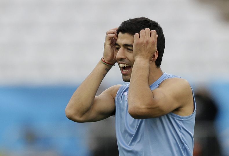 El jugador de Uruguay, Luis Su&aacute;rez, se agarra la cabeza en un entrenamiento el mi&eacute;rcoles, 18 de junio de 2014, en Sao Paulo, Brasil.  (AP Photo/Matt Dunham)