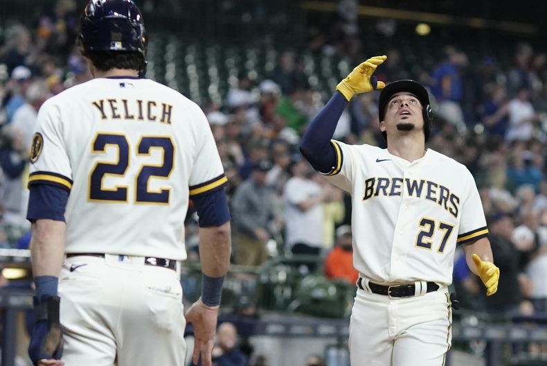 Willy Adames, de los Cerveceros de Milwaukee, reacciona después de batear cuadrangular de dos carreras durante la primera entrada del juego de béisbol en contra de los Astros de Houston, el miércoles 24 de mayo de 2023, en Milwaukee. (AP Foto/Morry Gash)