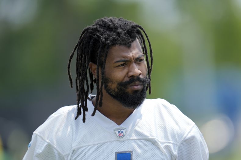 ARCHIVO - El esquinero de los Detroit Lions, Cam Sutton, observa después de una práctica de fútbol americano de la NFL en Allen Park, Michigan, el jueves 8 de junio de 2023. La NFL suspendió el lunes 8 de julio de 2024 al safety de los Steelers de Pittsburgh, por los primeros ocho partidos de la temporada 2024 por violar la política de conducta de la liga. Los Steelers firmaron a Sutton con un contrato de un año en junio. (AP Foto/Paul Sancya, Archivo)