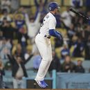 Trayce Thompson (25), de los Dodgers de Los Ángeles, arroja su bate tras recibir base por bolas en la 12ma entrada del partido contra los Mellizos de Minnesota en Los Ángeles, el lunes 15 de mayo de 2023. (AP Foto/Ashley Landis)