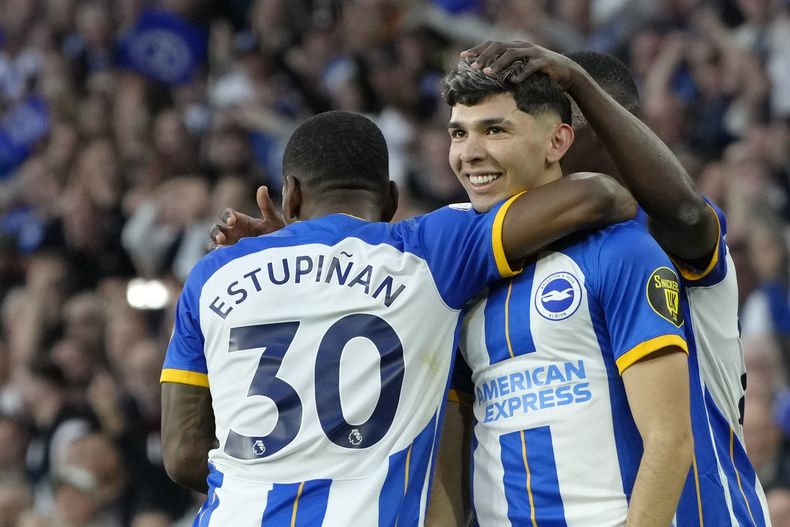 Julio Enciso, centro, de Brighton, celebra con sus compañeros de equipo después de anotar el gol del empate durante el partido de la Liga Premier entre Brighton y Hove Albion y Manchester City en el estadio AMEX, en Brighton, Inglaterra, el miércoles 24 de mayo de 2023. (AP Foto/Kirsty Wigglesworth)