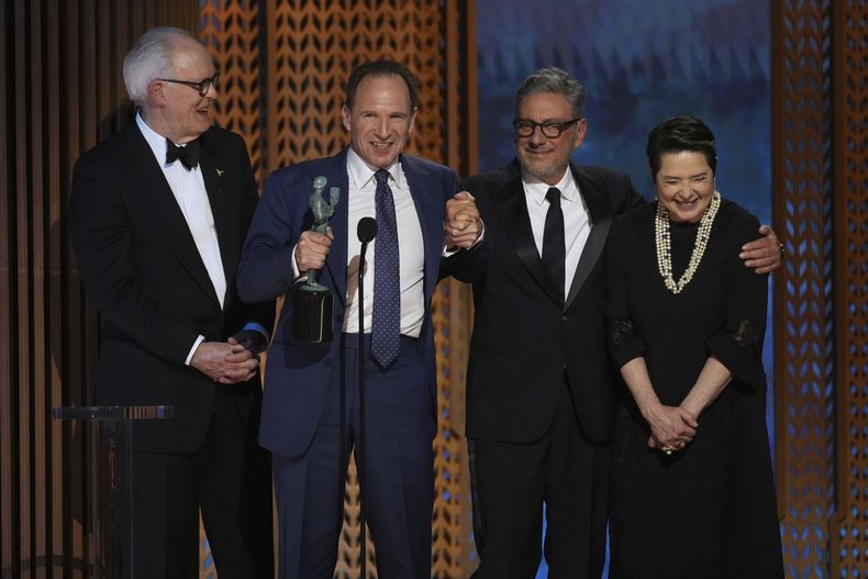 John Lithgow, de izquierda a derecha, Ralph Fiennes, Sergio Castellitto,e Isabella Rossellini reciben el premio a mejor elenco por Conclave en la 31ª edición anual de los Premios SAG el domingo 23 de febrero de 2025 en el Shrine Auditorium de Los Ángeles. (Foto AP/Chris Pizzello)