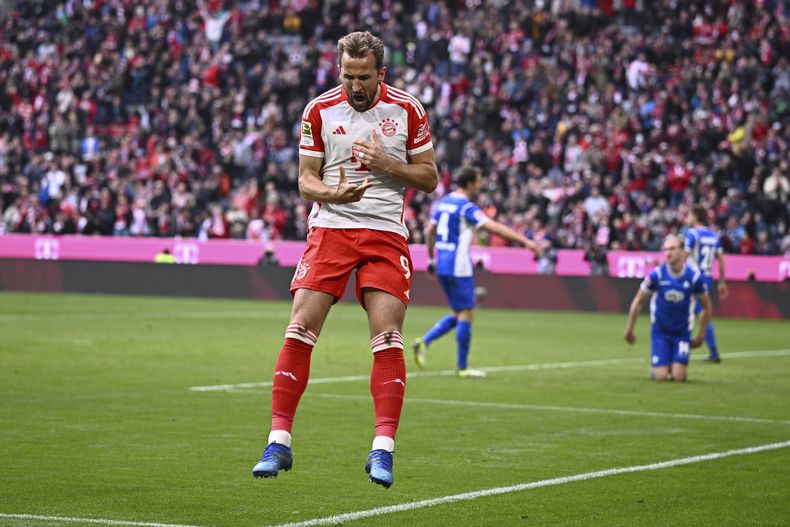 Harry Kane del Bayern Munich celebra tras anotar en el encuentro de la Bundesliga ante el Darmstadt en el duelo del sábado 28 de octubre del 2023. (Tom Weller/dpa via AP)