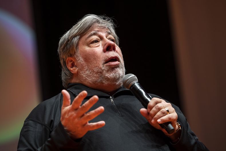 ARCHIVO: El cofundador de Apple, Steve Wozniak, habla en la Conferencia Novathon en Budapest, Hungría, el 30 de octubre de 2019. Wozniak permanece hospitalizado en la Ciudad de México el miércoles 9 de noviembre de 2023, luego de un problema de salud mientras estaba en la ciudad para hablar en una rueda de negocios. (Marton Monus/MTI vía AP, archivo)