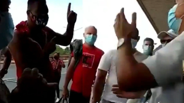 cubanos que ya tenian pasajes comprados con american air lines les fue negada la salida de cuba