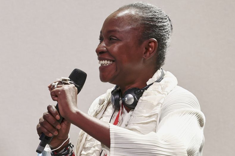 ARCHIVO – la curadora nacida en Camerún Koyo Kouoh asiste a una conferencia en la Nueva Cumbre África-Francia en Montpellier, Francia, el viernes 8 de octubre de 2021. (Sarah Meyssonnier/Pool Foto vía AP, Archivo)