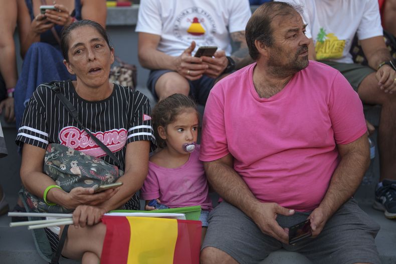 Seguidores del partido de ultraderecha VOX, durante un acto de campaña de la formación en Guadalajara, España, el 15 de julio de 2023. Las elecciones generales del 23 de julio podrían convertir a España en el último de la Unión Europea en virar hacia la derecha. La mayoría de las encuestas sitúan al conservador Partido Popular por delante del Partido Socialista, pero podría necesitar el apoyo del ultraderechista Vox para formar gobierno. (AP Foto/Manu Fernández)
