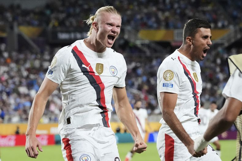Erling Haaland (izquierda) celebra tras anotar el segundo gol del Manchester City ante Al Hilal en los octavos de final del Mundial de Clubes, el lunes 30 de junio de 2025, en Orlando, Florida. (AP Foto/John Raoux)