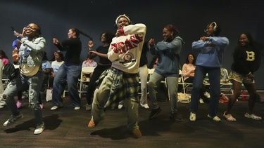 Estudiantes bailan mientras ven la cobertura electoral en Spelman College, el martes 5 de noviembre de 2024, en Atlanta. (AP Foto/Brynn Anderson)